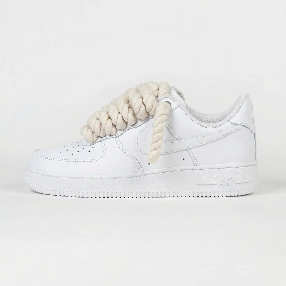 Custom Nike Air Force 1 mit cremefarbenen Rope Laces – handgefertigt von Jules Customized Kicks