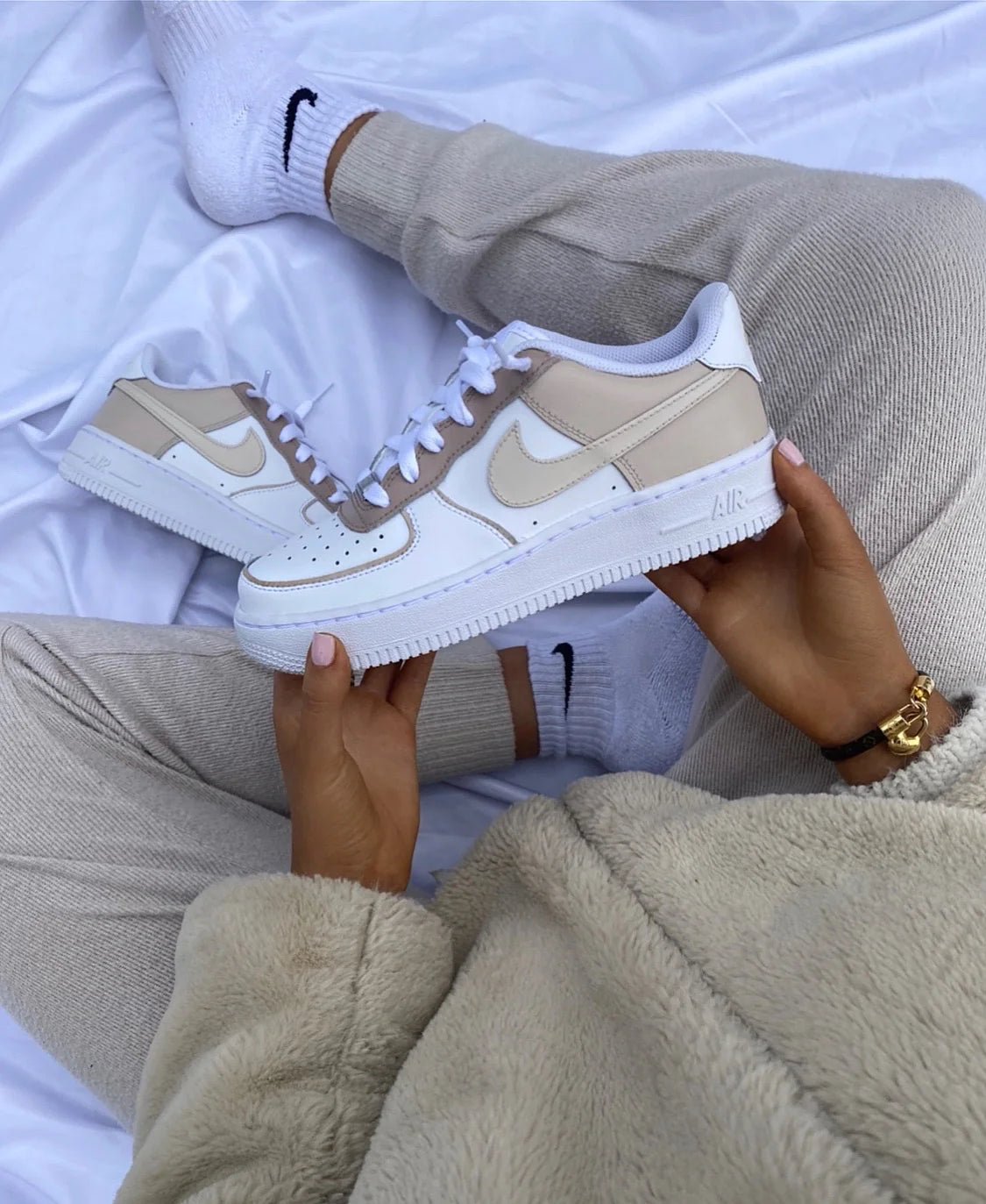 Custom Nike Air Force 1 Caffè Latte hellbraun beige – handgefertigt von Jules Customized Kicks