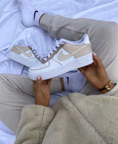 Custom Nike Air Force 1 Caffè Latte hellbraun beige – handgefertigt von Jules Customized Kicks